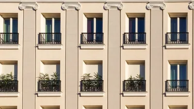 建筑外立面配套产品迎来新机遇 铝合金护栏与空调外机罩安装成热点