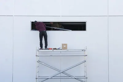 提升建筑安全与美观：空调外机保护罩与铝合金护栏的安装与维护