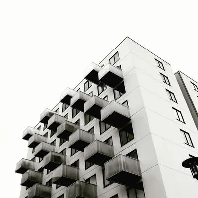 建筑外立面精细化治理背景下的空调外机罩与冲孔铝单板应用观察