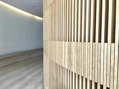 建筑外观升级新趋势：铝格栅与铝合金百叶窗的定制化应用解析