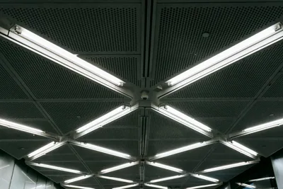 无锡幕百金属制品有限公司解析铝格栅与铝合金百叶窗价格及空调外机罩应用趋势